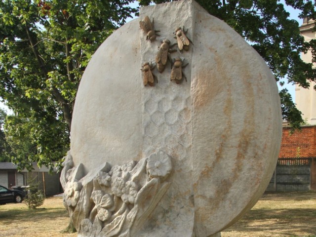 Pomnik pszczoły to pomysł Tadeusza Kędrackiego, wieloletniego prezesa świętokrzyskich pszczelarzy.