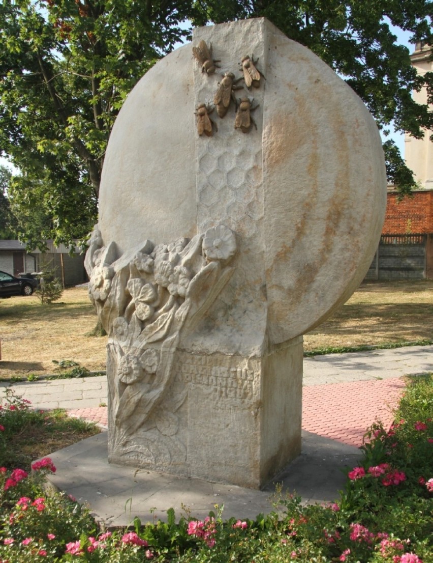 Pomnik pszczoły to pomysł Tadeusza Kędrackiego,...