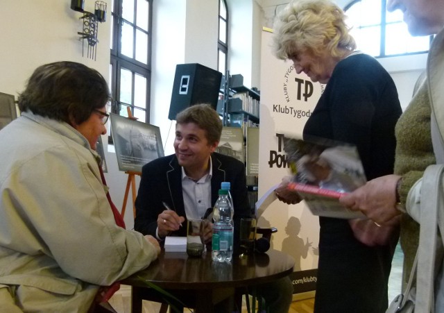 Spotkanie z Markiem Zającem w Piotrkowie upłynęło w ciepłej atmosferze. Zakończyło się podpisywaniem książki "Papież Franciszek. Refleksje po konklawe".