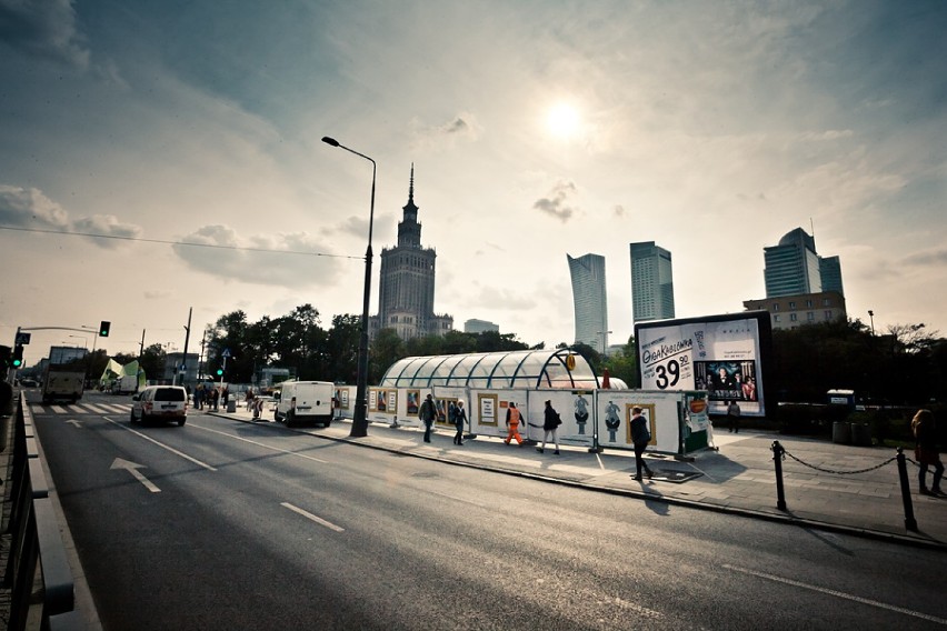 plakaty w centrum warszawy sztuka plakatowania