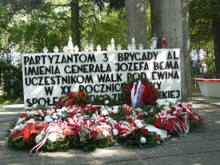 Pomnik upamiętniający bitwę pod Ewiną zdewastowany, część napisu zamalowana. Arkadiusz Ciach powiadomił policję