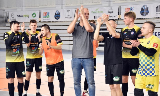Po zakończeniu dwóch ostatnich meczów drużyna Futsalu Powiat Pilski miała powody do nieukrywanej radości