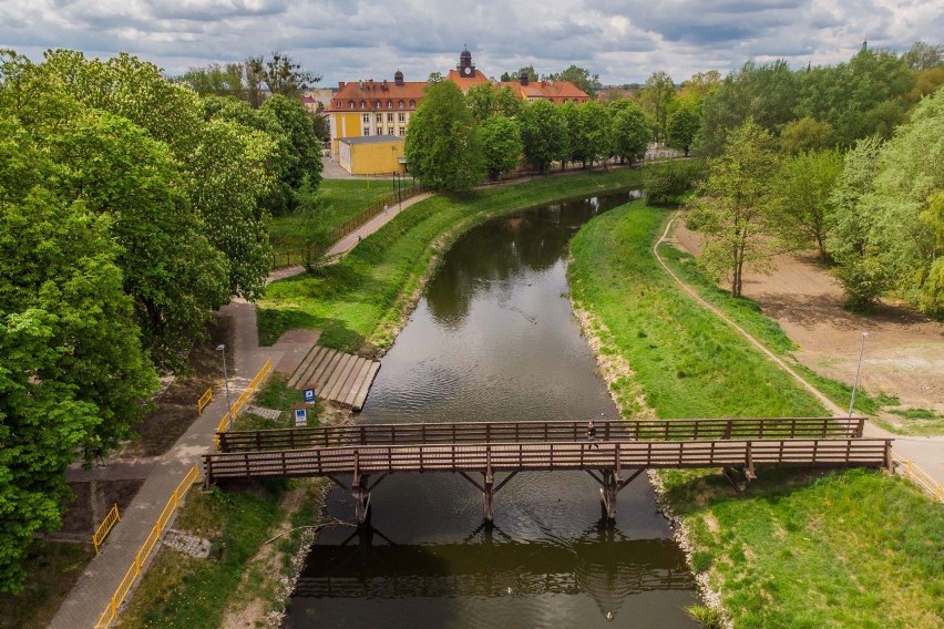 Kładce pomiędzy stadionem a łąką kolejową zaraz stukną piąte...