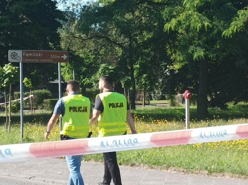 Na miejscu teren ogrodzony jest policyjną taśmą