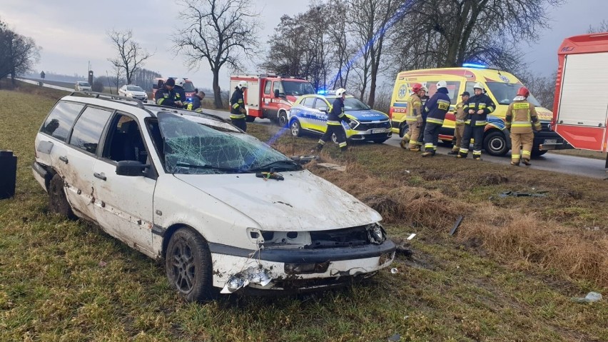 Samochód osobowy wypadł z drogi. Do zdarzenia doszło 11.03.2023 w Malechach, gm. Karniewo