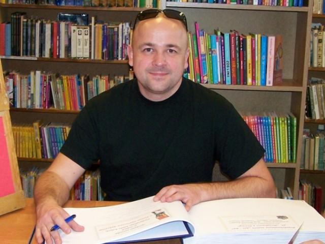 Pisarz Dariusz Rekosz poprowadzi "Wieczór w bibliotece z Andersenem".