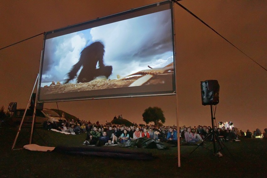 Piątek. Kino plenerowe w CNK

– O godz. 21 w piątki...