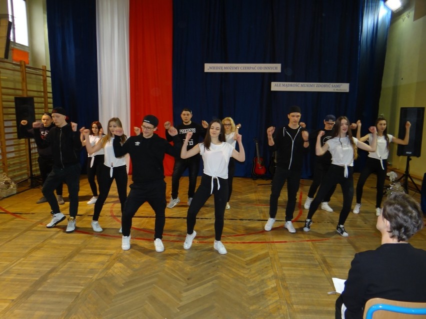 Zakończenie szkoły maturzystów w ZSEE (elektryk) w Radomsku