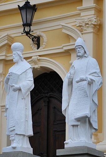 Przemyśl: Nowe figury świętych przed bazyliką św. Jana Chrzciciela