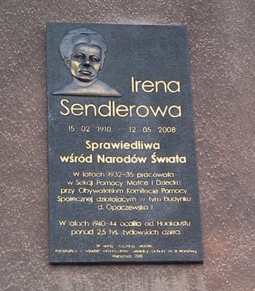 Tablica upamiętniająca Irenę Sendlerową na ścianie budynku...