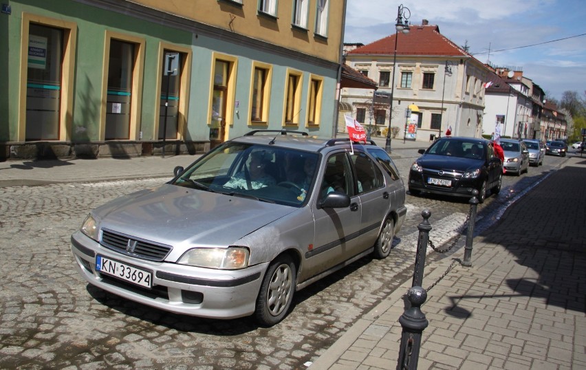 Nowy Sącz. Sądeczanie uczcili Dzień Flagi Rzeczpospolitej Polskiej. Był przejazd starych samochodów [ZDJĘCIA]