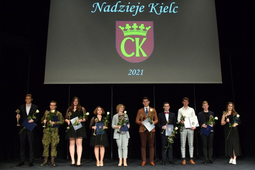 Oni są "Nadziejami Kielc". Miasto wręczyło nagrody dla młodych i zdolnych. Przedstawiamy laureatów [ZDJĘCIA]