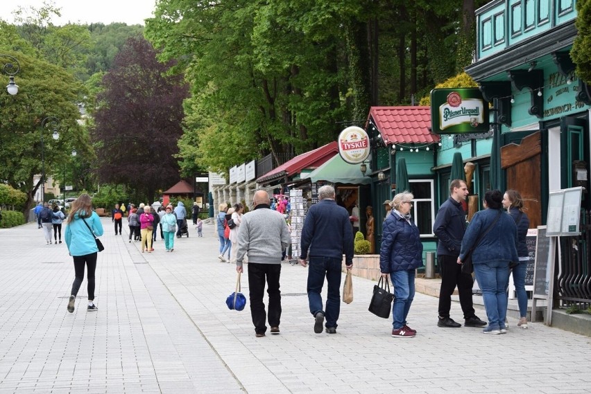 Turyści chętnie odwiedzają Krynicę szczególnie w weekendy,...