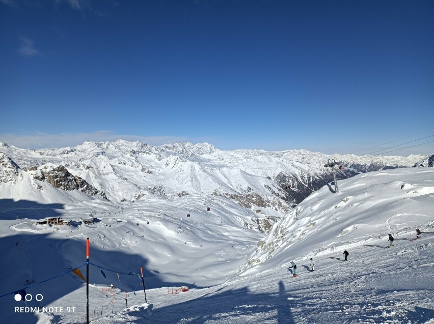Ośrodki narciarskie w Alpach kuszą wielu narciarzy, także z...
