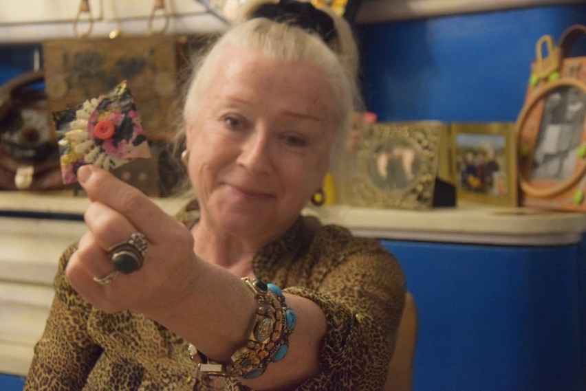 Stefania Dyduch i jej koperty ze złotymi myślami