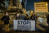 Protest "Stop segregacji sanitarnej" w Krakowie. Strajkujący nie zgadzają się na przymusowe szczepienia  [ZDJĘCIA]