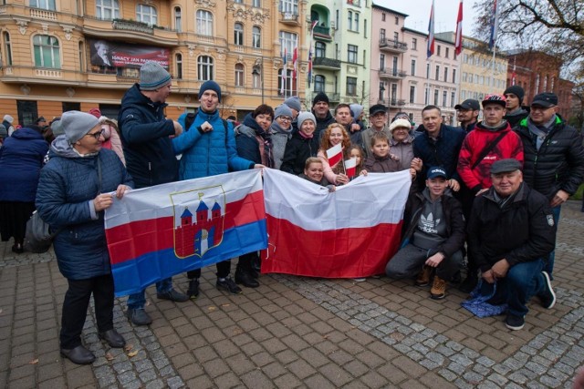 W poniedziałek, 11 listopada, rozpoczęła się akcja rozdawania bydgoskich flag mieszkańcom. Flagi, które ufundowała grupa kapitałowa IMMOBILE, rozdawano w poniedziałek przy okazji Biegu Niepodległości. 

Termin przekazania bydgoskiej flagi jest nieprzypadkowy. 11 listopada 1918 roku uroczyście świętowano w kraju odzyskanie niepodległości – w Bydgoszczy na wolność mieszkańcy musieli poczekać dłużej. Dopiero na w styczniu 1920 roku, Bromberg stał się Bydgoszczą, która wróciła do Polski. Bydgoszcz przygotowuje się więc na świętowanie 100-lecia powrotu do Macierzy. Ratusz zachęca bydgoszczan do wywieszania flag w czasie przyszłorocznych obchodów.