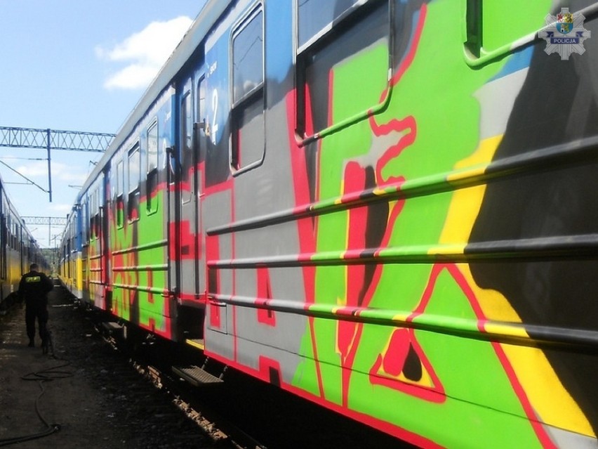 Wandale pomalowali wagony SKM