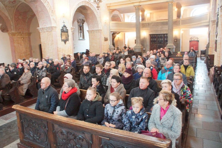 Kościół garnizonowy w Kaliszu opanowany przez turystów. ZDJĘCIA