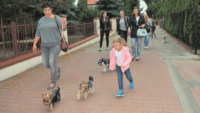 Uczestnicy przeszli na boisko przy III Liceum Ogólnokształcącym.