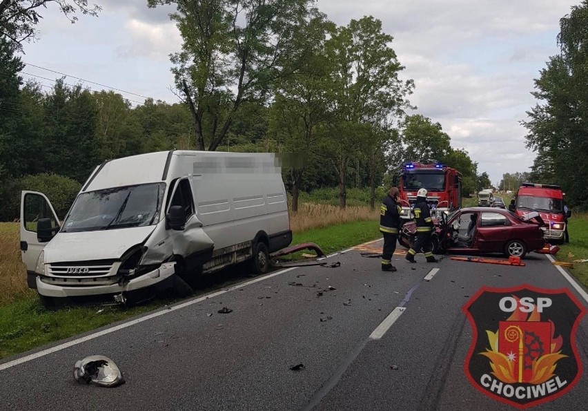 DK20 Stargard - Chociwel. Bus czołowo zderzył się z samochodem osobowym. Dwie osoby są ranne. Do 18 mogą potrwać utrudnienia. Są objazdy