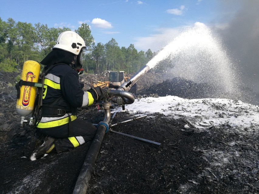 Trwa dogaszanie pożaru składowiska opon w Trzebini. Prokuratura wszczęła śledztwo w tej sprawie