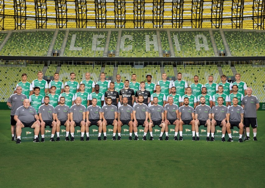 Przedstawiamy kadrę Lechii Gdańsk na jesień 2022. Zobaczcie zdjęcia piłkarzy biało-zielonych i najważniejsze informacje o zawodnikach