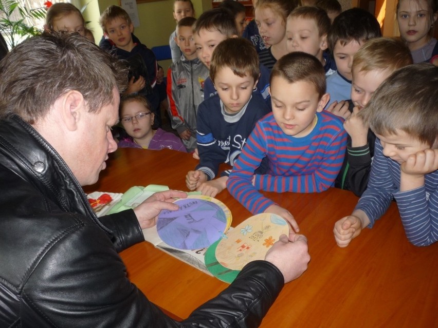 Dzieci spotkały się z Jackiem Krzynówkiem w Gminnej Bibliotece w Gomunicach