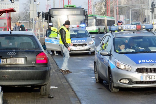 20-letni kierowca audi wjechał w przystanek i potrącił trzy młode kobiety