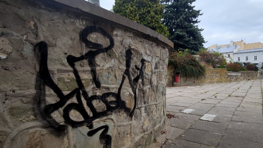 Pseudograffiti w Piotrkowie. Tak wandale niszczą elewacje...