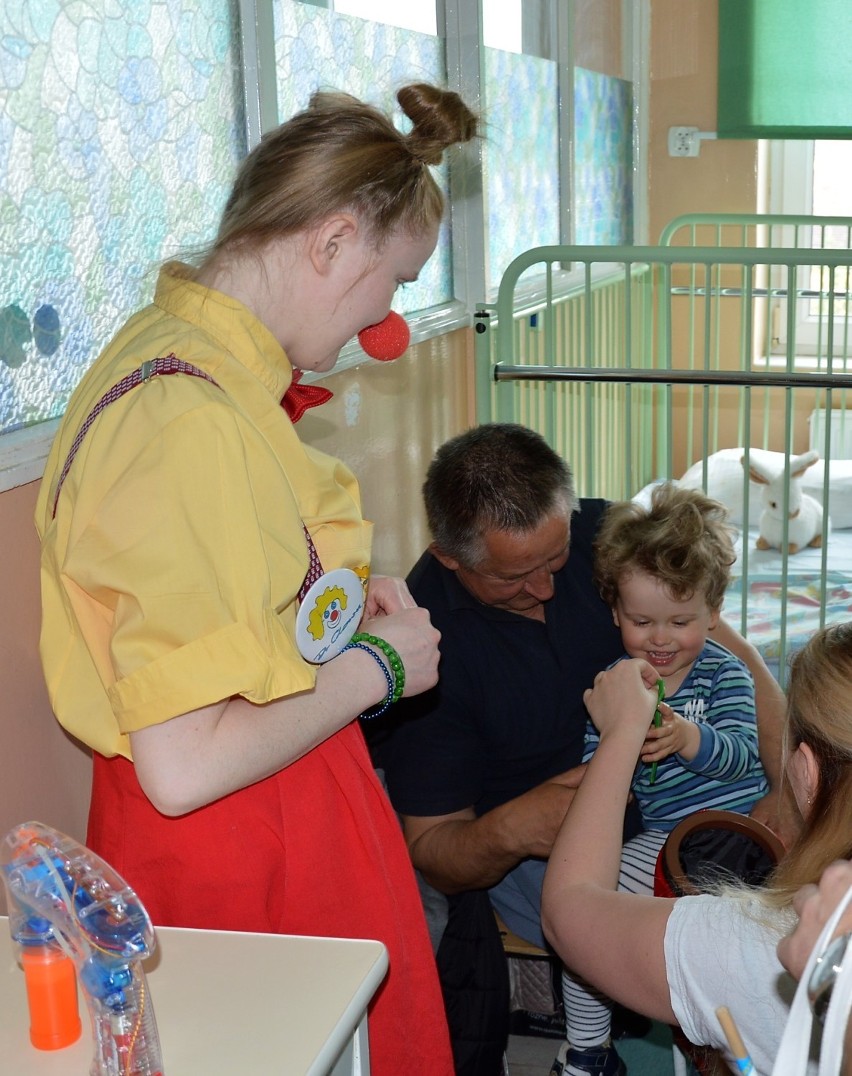 Wolontariusze Fundacji Dr Clown "leczyli" uśmiechem w malborskim szpitalu [ZDJĘCIA]