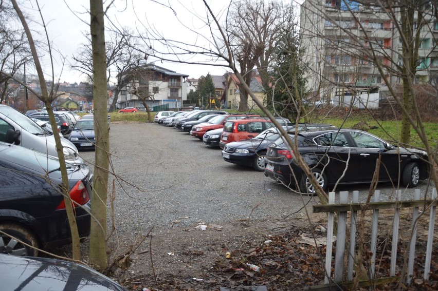 Bochnia. Nowy, bezpłatny parking na 30 samochodów w ścisłym centrum miasta już pęka w szwach [ZDJĘCIA]