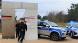 Policjanci ze Świnoujścia przebiegli kilometr dla siostry policjanta z KPP Wieliczka. Zobaczcie jak biegli plażą