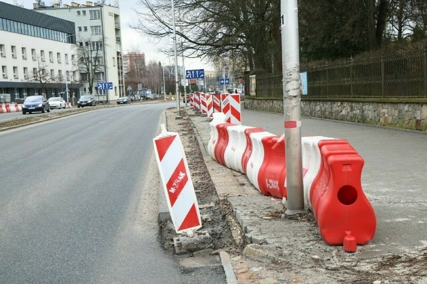 Uwaga kierowcy! Wracają utrudnienia w ruchu na alei IX Wieków Kielc. Będą budować chodnik i ścieżkę rowerową 