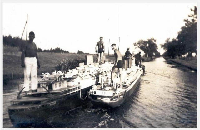 Trzeci natomiast zaczynał się porcie przy pochylni gliwickiej i biegł przez centrum miasta, gdzie znajdował się tzw. port węglowy (Hafen) znajdujący się w kwadracie zamkniętym dzisiejszymi ulicami: Zwycięstwa, Dworcową, Barlickiego i Dubois. 

Warto podkreślić, że głębokość i szerokość koryta wody w porcie odpowiadała parametrom barek odrzańskich.