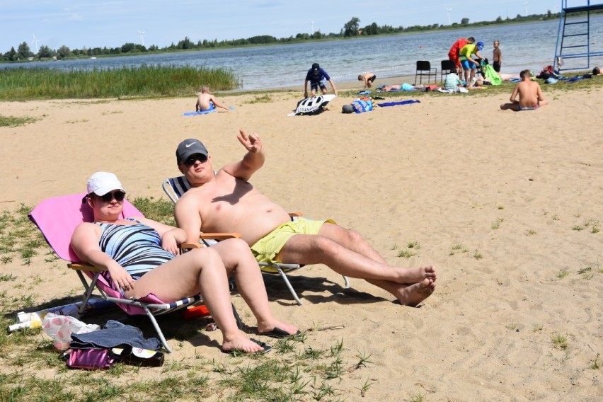 Lato w pełni. Pierwsi plażowicze już odwiedzają jeziora w powiecie. Co się dzieje na naszych plażach? [ZDJĘCIA]