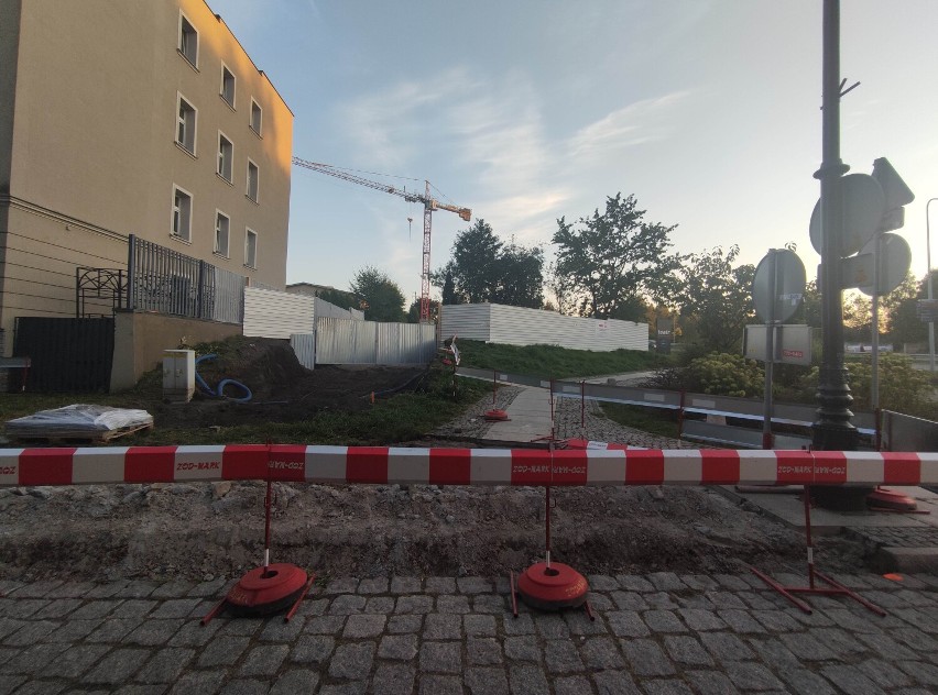 Koparki nie pojadą już drogą osiedlową. Mieszkańcy ul. Traugutta w Wałbrzychu czekają na ukończenie alternatywnej drogi na budowę - zdjęcia