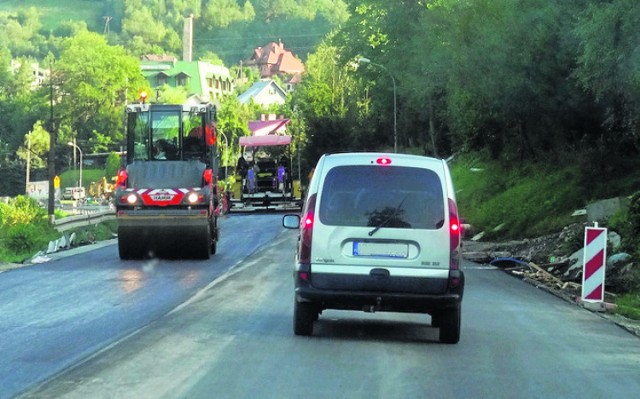 Kierowcy narzekają, że stoją w korku przy wjeździe do Piwnicznej na drodze krajowej nr 87. Mówią, że światła są źle zsynchronizowane