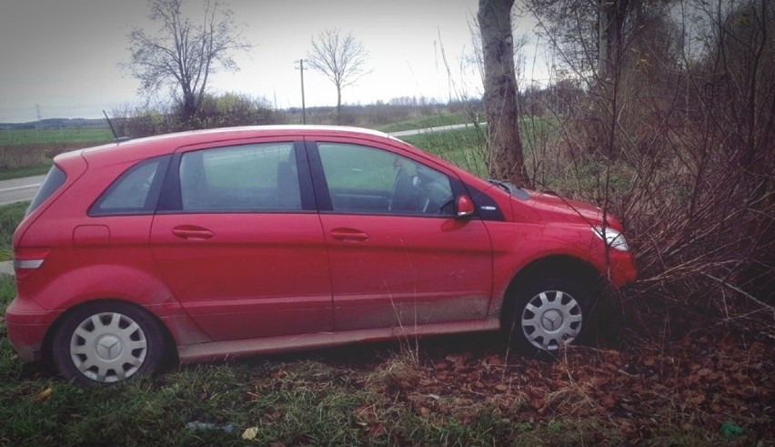 Na wyjeździe z Konarzyc mercedes wypadł z drogi. Jego...