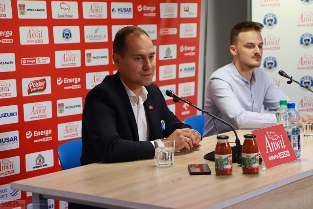Łukasz Pszczółkowski podczas konferencji prasowej, 16 sierpnia 2023 r.
