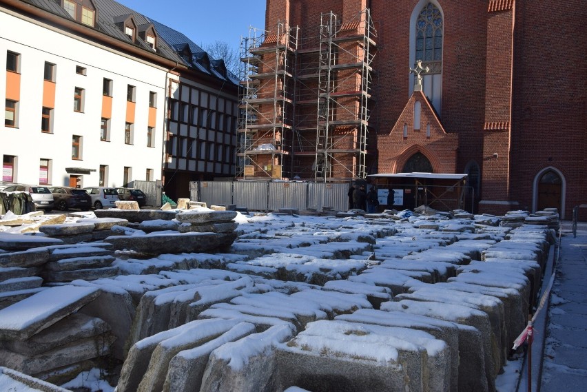 Na placu przed katedrą składowane są pozostałości...