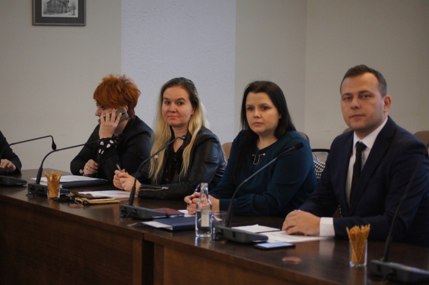 Radomsko: Radni powiatowi PiS pytają o wydatki szkół. "Trzeba się wykazać zmysłem przedsiębiorczości..."