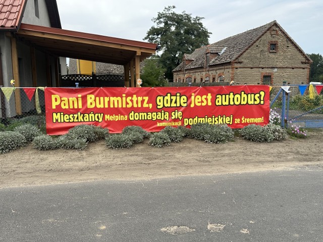 Taki transparent pojawił się w Mełpinie podczas dożynek gminnych na początku września.