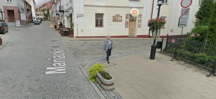 Moda na ulicach Sandomierza. Oto codzienne stylizacje mieszkańców uchwycone przez Google Street View