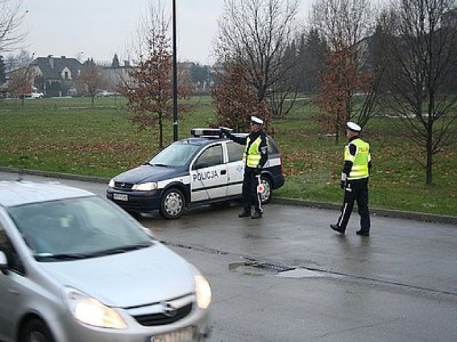 Często widujemy policyjny patrol przy głównych drogach krajowych ...