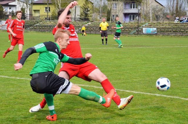 Miłosz Burza (z lewej) napastnik Górnika Libiąż, stara się oszukać Rafała Nalepę (Jawiszowice).