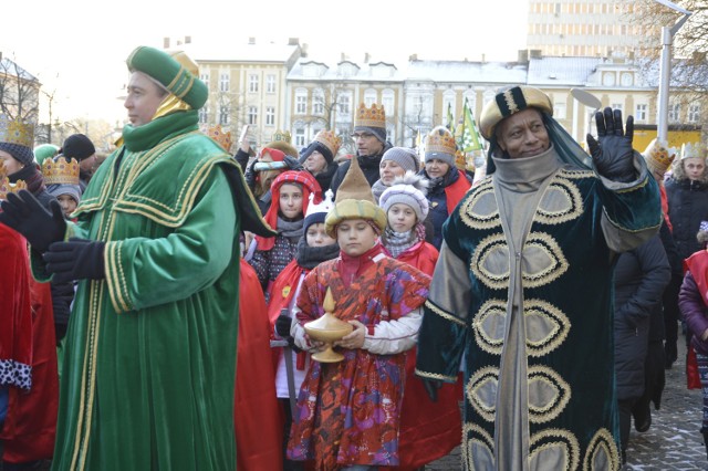 W sobotę 6 stycznia odbędzie się czwarty już Orszak Trzech Króli w naszym mieście. Rozpocznie się on o godz. 14.00 na Starym Rynku. Ulicami miasta dojdzie on na plac Grunwaldzki, do „Gorzowskiego Betlejem”. O godz. 14.45 Trzej Królowie, wraz z orszakiem, oddadzą pokłon Dzieciątku Jezus i złożą dary. Jezusowi w Gorzowskim Betlejem pokłonią się również Józef Piłsudski, Wincenty Witos, Roman Dmowski oraz Irena Sendlerowa, których odegrają gorzowscy aktorzy. Zakończenie zaplanowano na godz. 16.00.