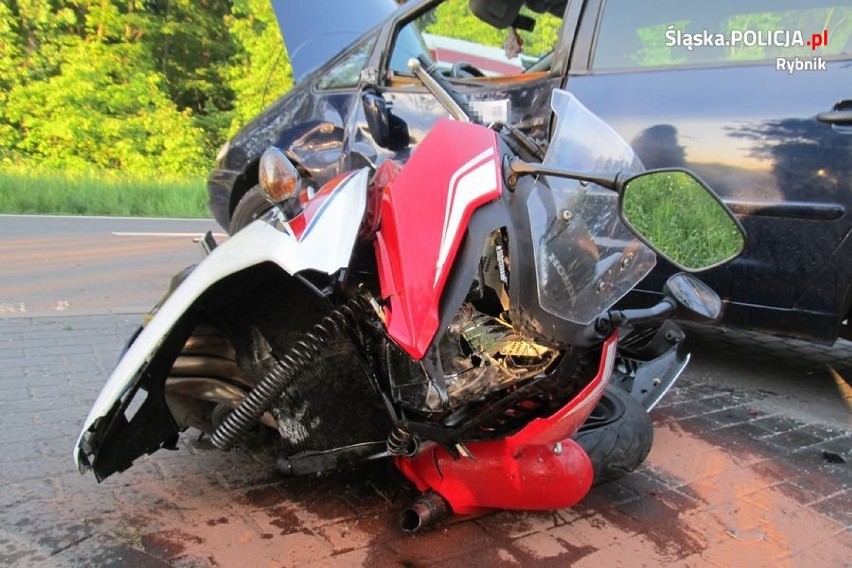 Wypadek na Tkoczów w Rybniku. Volskwagen uderzył w motocyklistę