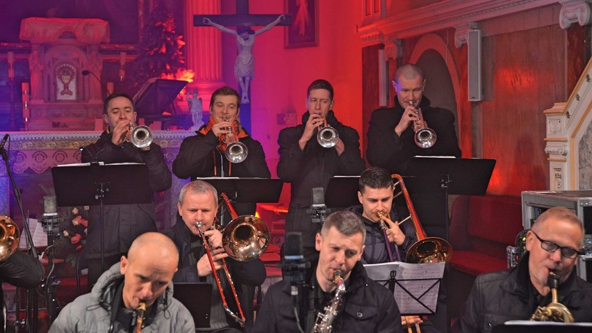 Big Band Powiatu Ostrowskiego dał koncert kolęd w kościele pw. Św. Wojciecha w Lewkowie