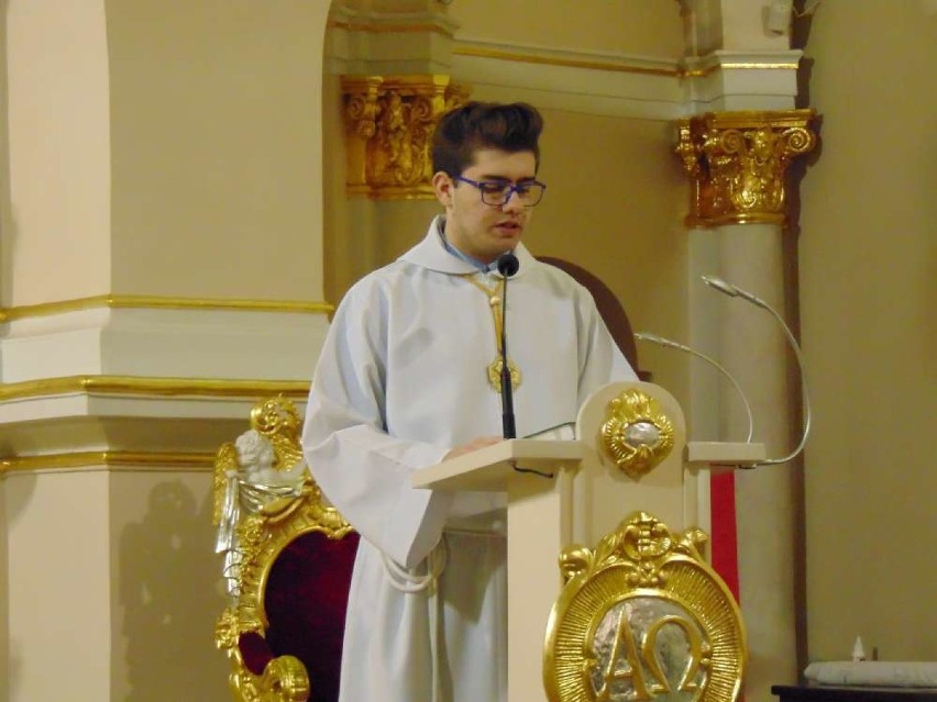 Wielki Piątek. Liturgia w chodzieskiej kolegiacie [ZDJĘCIA]